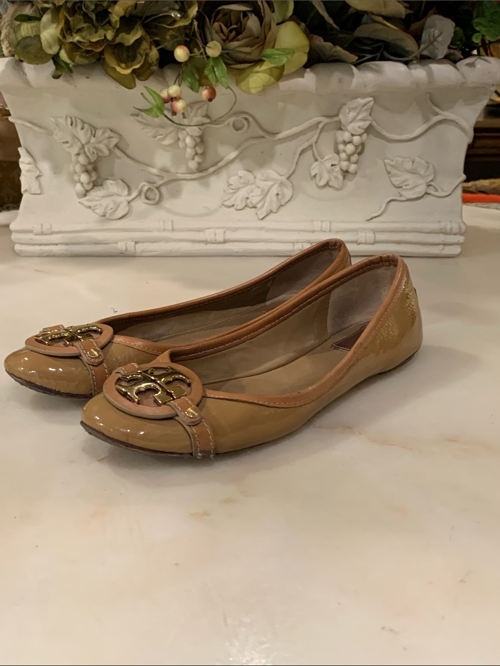 TORY BURCH TAN PATENT LEATHER FLATS SIZE 9 M